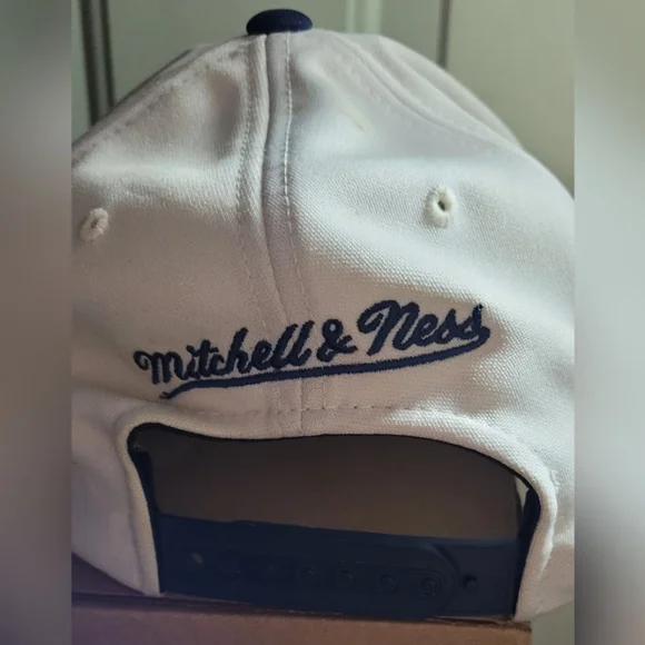 Canucks hat - Picture 3 of 4